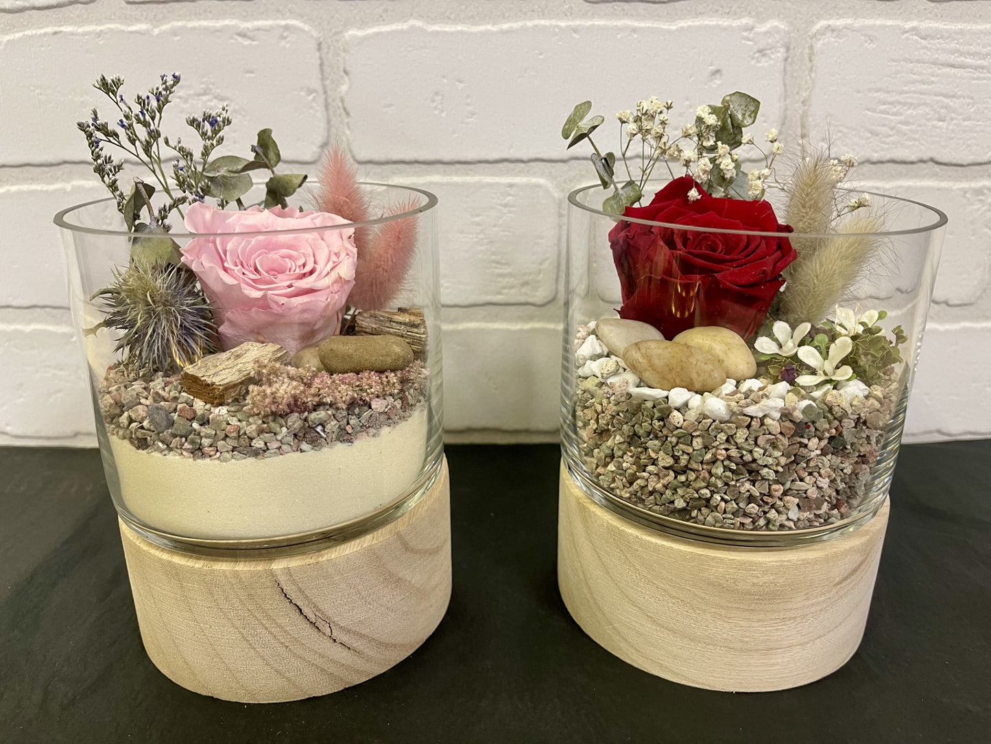 Rose éternelle sur socle de bois