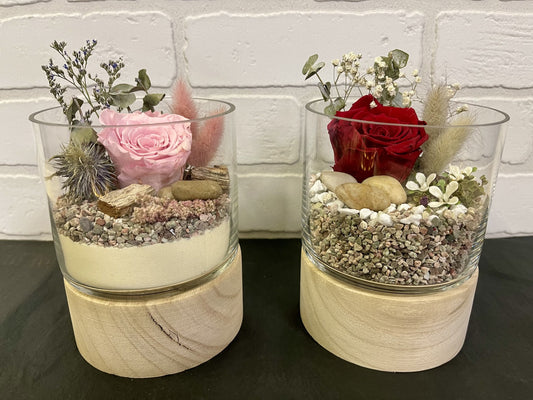 Rose éternelle sur socle de bois